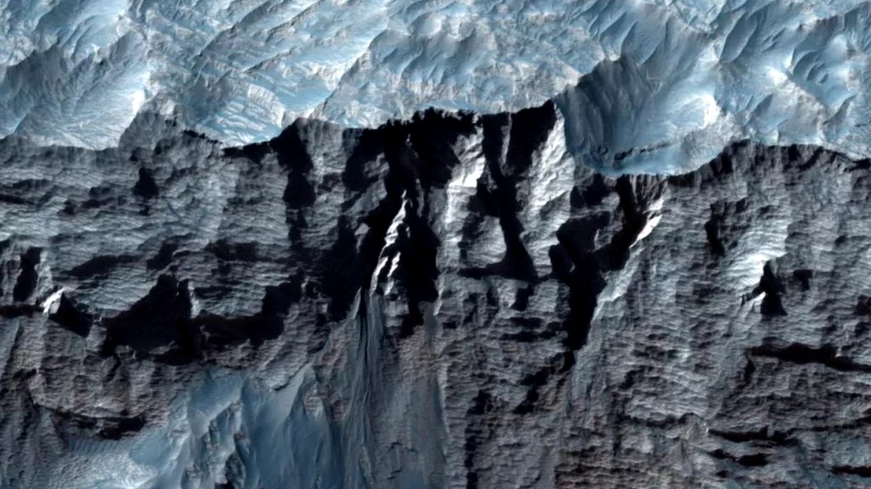 Cel mai grandios canion din Sistemul Solar, dezvăluit de noi imagini uimitoare. Cum se compară cu Marele Canion al nostru