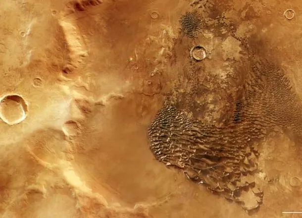 Sonda Mars Express a transmis imagini superbe cu „valuri metalice” înalte de 100 de metri