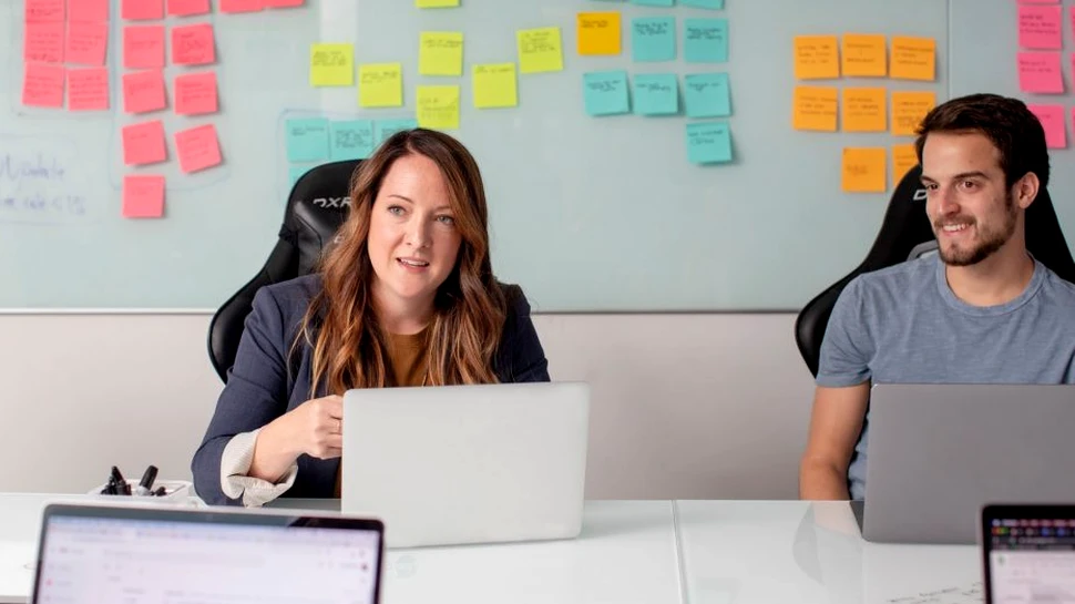 Cum să fii mai productiv la muncă – trucuri dovedite științific