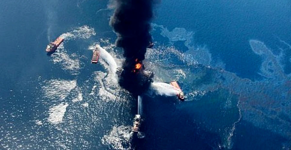 Imagini spectaculoase de la explozia platformei petroliere din Golful Mexicului (FOTO)