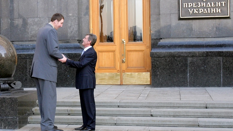 Leonid Stadnik, cel mai înalt om din lume, a murit la vârsta de 44 de ani. Purta 62 la picior (GALERIE FOTO)