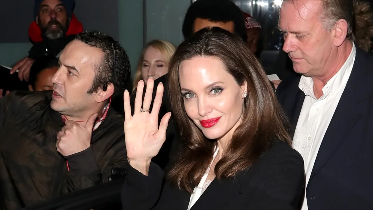 1-angelina-jolie-hepta 