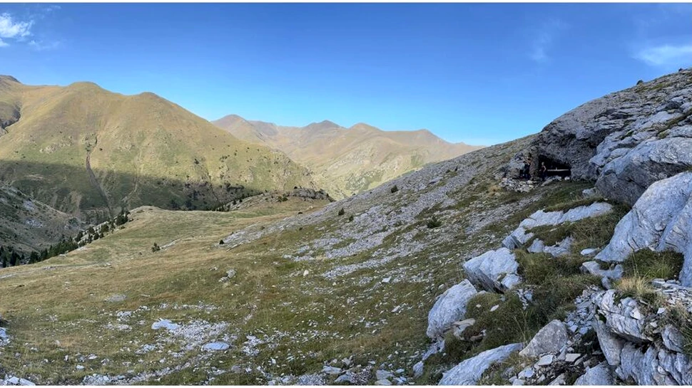 Adânc într-o peșteră izolată de munte, oamenii preistorici extrăgeau un mineral verde misterios