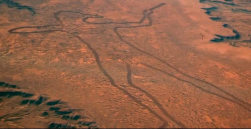 Schiţa unui humanoid, desenată într-o regiune nelocuită din Australia, este vizibilă din spaţiu