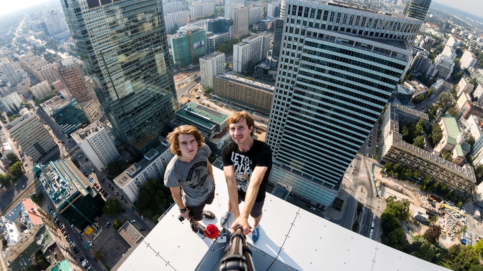 Cea mai riscantă pasiune din lume: ruşii care s-au fotografiat pe cele mai înalte clădiri din Europa (GALERIE FOTO)