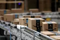 Amazon intensifică utilizarea roboților, dar susține că are în continuare nevoie de oameni