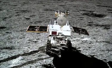 Roverul Yutu-2 al Chinei a descoperit „mărgele de sticlă” pe partea îndepărtată a Lunii