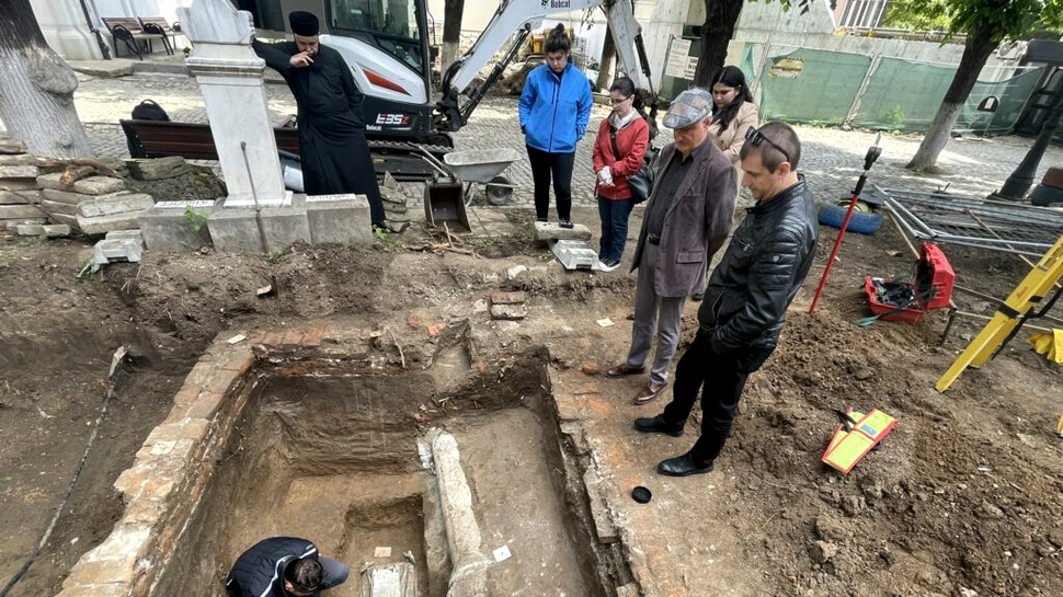 Un sicriu de zinc, descoperit în curtea Bisericii „Mavrogheni” din București