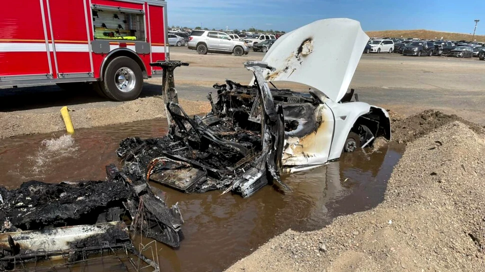 O mașină Tesla a izbucnit în flăcări după trei săptămâni în cimitirul de mașini