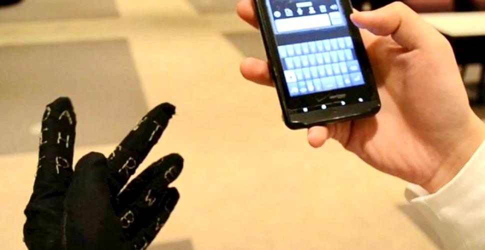 Cine are nevoie de touchscreen? O mănuşă specială va permite transmiterea mesajelor prin atingerea unor litere de pe propria mână (VIDEO)