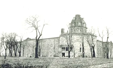 Nellie Bly, jurnalista care s-a prefăcut nebună și a înconjurat lumea în 72 de Zile. A intrat voluntar într-un spital psihiatric și a scris reportajul care a schimbat legile SUA