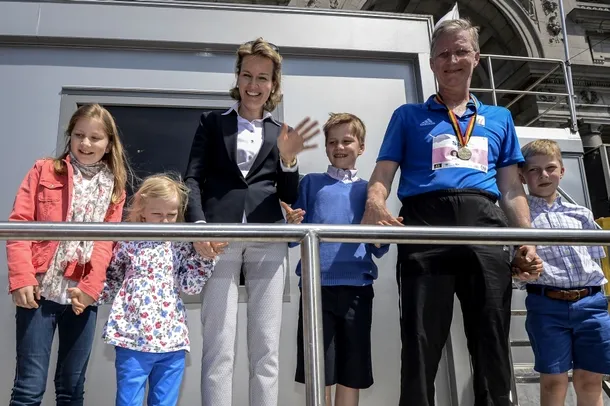De la stânga la dreapta: prinţesa Elisabeth, prinţesa Eleonore, regina Mathilde, prinţul Gabriel, Regele Philippe şi prinţul Emmanuel 