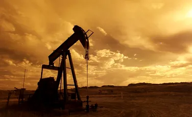 XTB: prețul petrolului scade din cauza Omicron. Va scădea și prețul benzinei?