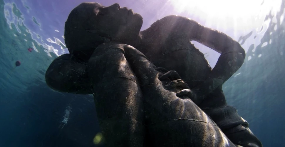Cea mai înaltă statuie subacvatică din lume „ţine oceanul pe umeri”