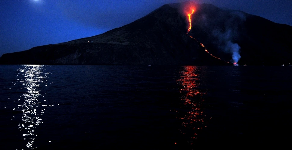 Vulcanul Stromboli a erupt, creând un spectacol coloristic pentru sute de turişti (GALERIE FOTO)