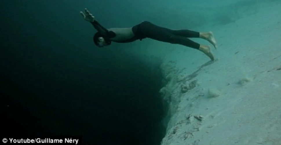 Salt în abis. Imagini spectaculoase din cea mai mare peştere subacvatică