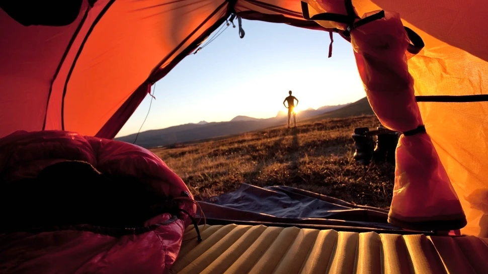 Suferiţi de insomnii? Specialiştii dau un sfat surprinzător: dormiţi în cort!