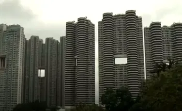 De ce au găuri în construcţie zgârie-norii din Hong Kong?