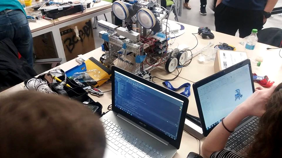 Roboţelul coordonat prin telefon a fost construit de elevi din Alba Iulia. Poate să ridice şi obiecte