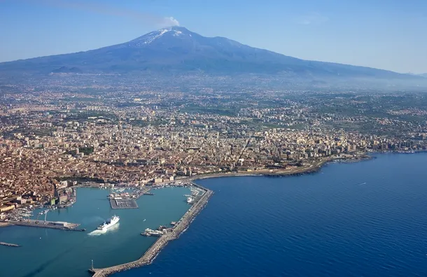 Muntele Etna fotografiat din apropiere de Catania