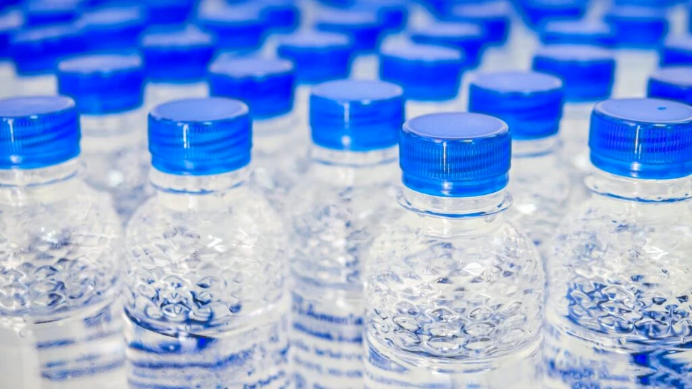 Multinaționalele extrag miliarde de litri de apă naturală pentru a le vinde în sticle din plastic