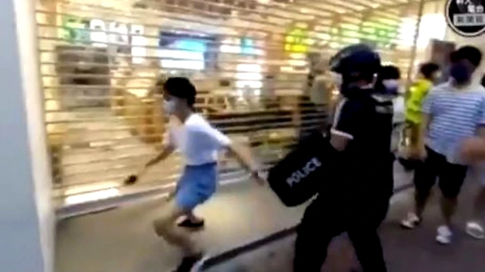 O fată de 12 ani, trântită la pământ și arestată. Poliția din Hong Kong a fost intens criticată