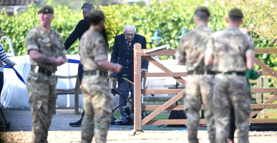 Veteranul care a strâns 32 milioane de lire sterline plimbându-se în grădină devine Cavaler al Ordinului Britanic