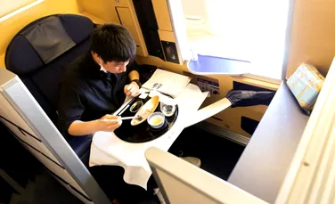 O masă într-un avion parcat se dovedește a fi un succes în Japonia. Cât costă experiența culinară