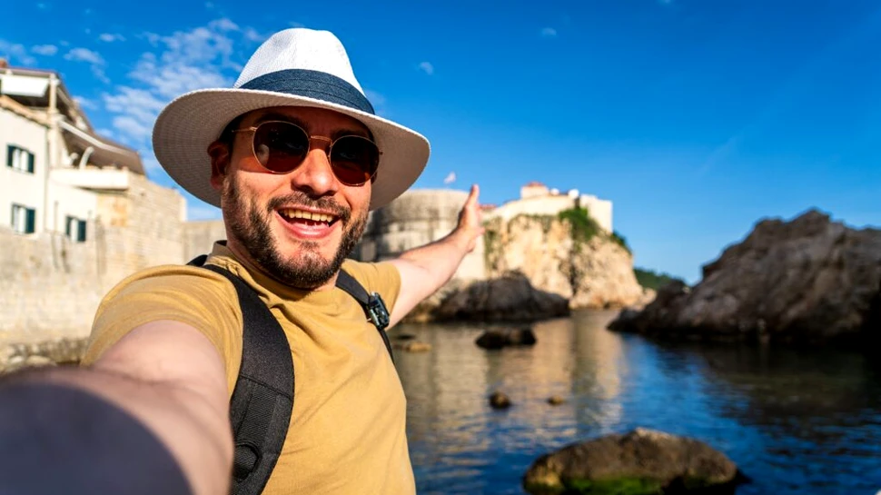 Oglinda deformată: De ce selfie-urile ne fac să ne vedem chipul diferit de realitate