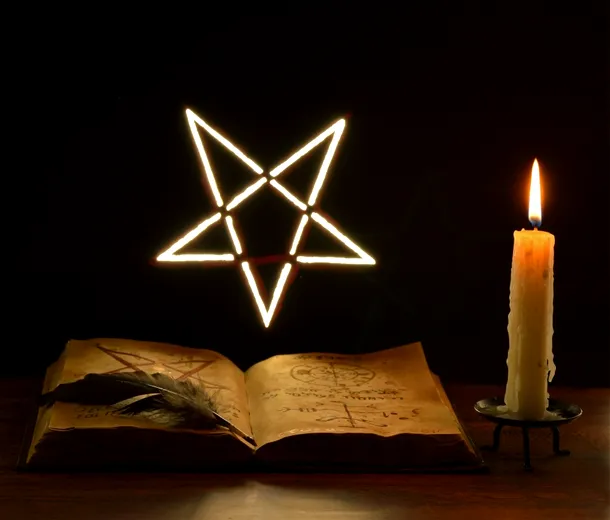 Alături de gromovnice, pentagrama şi lumânările fac parte din „trusa” oricărui ocultist 