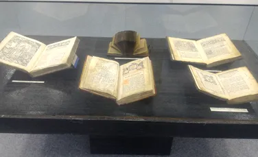 GALERIE FOTO. Cărţi vechi cu scrieri româneşti din secolele XVI-XVII au fost expuse la Biblioteca Academiei din Cluj-Napoca