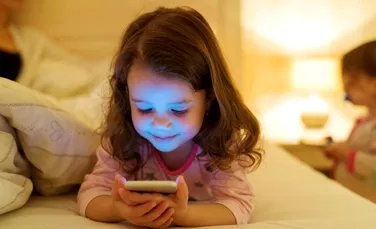 Studiu Oxford: Reţelele de socializare online nu afectează semnificativ fericirea copiilor