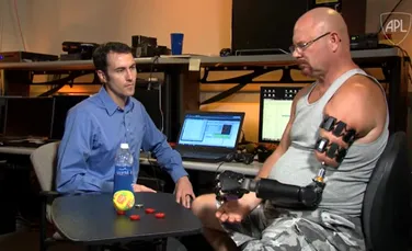 VIDEO. Era cyborgilor a venit! Un om din Florida a devenit prima persoană care trăieşte cu un braţ robotic controlat de creier
