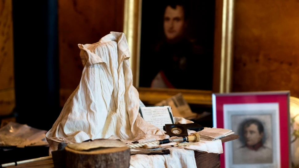 Articolele vestimentare purtate de Napoleon I înainte să moară vor fi scoase la licitaţie (GALERIE FOTO)