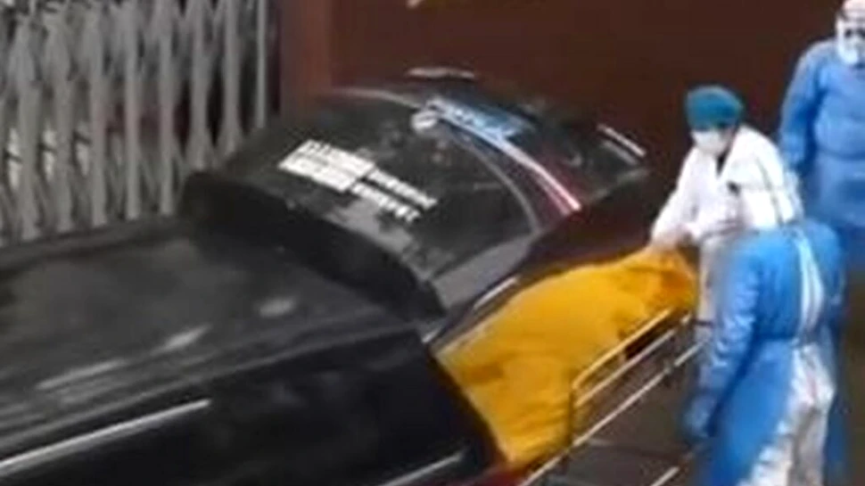 Imagini virale din Shanghai. Un bărbat a fost declarat mort din greșeală și dus la morgă într-un sac