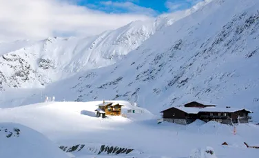 Stratul de zăpadă depăşeşte 2 metri şi jumătate pe Transfăgărăşan – GALERIE FOTO