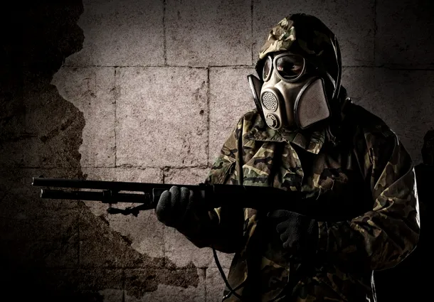 Soldat echipat cu o mască antigaze modernă