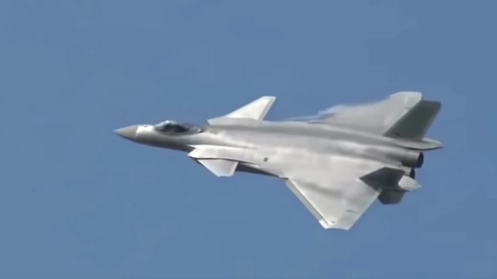 J-20, primul avion invizibil dezvoltat în afara Statelor Unite, a intrat în serviciu activ. Totuşi, acestuia îi lipseşte un element important
