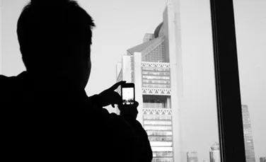 Un bărbat a fotografiat timp de un an aceeaşi clădire, ca să arate cât de poluat este oraşul (FOTO)