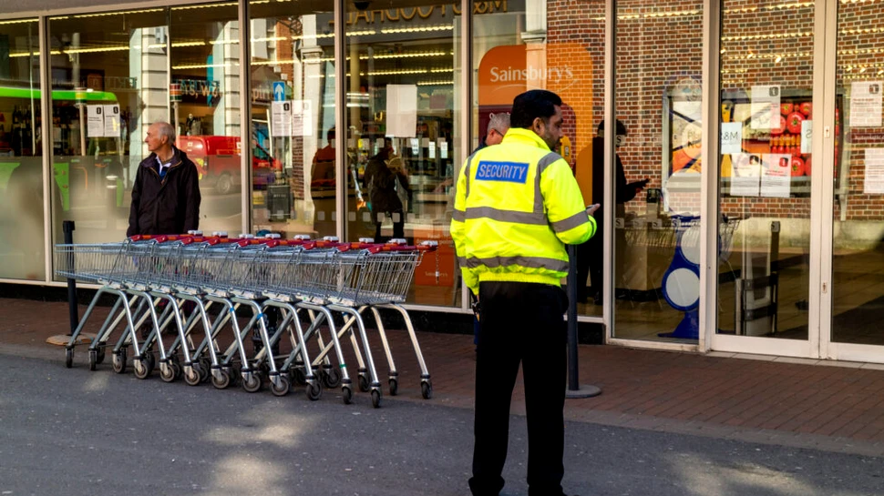 Tot mai mulți britanici își iau mâncare de pe piaţa neagră