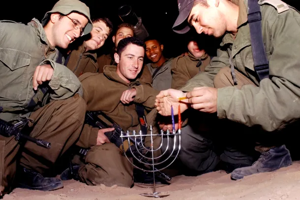 Soldaţi israelieni sărbătorind Hanuka în tranşee