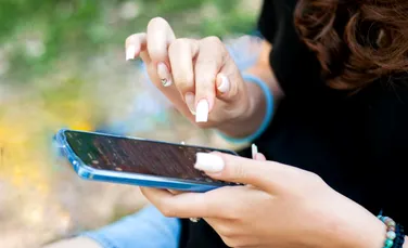 O studentă la chimie a dezvoltat oja transparentă care transformă unghia într-un stylus pentru ecrane tactile