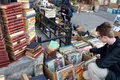 Câți români mai împrumută cărți de la bibliotecă? Mai puține spectacole și vizite la muzee