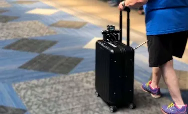 O japoneză nevăzătoare a inventat o valiză inteligentă care îi poate ajuta pe cei care nu pot vedea