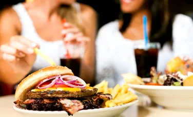 Femeile care consumă frecvent produse ”junk food” riscă să se îmbolnăvească de cancer, chiar dacă nu sunt supraponderale