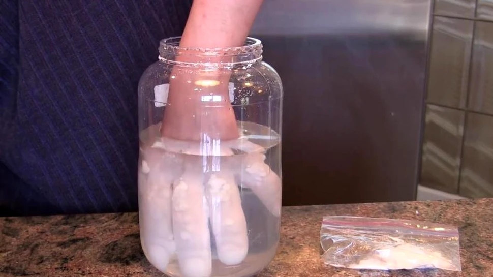 Experiment spectaculos: ce se întâmplă când un cercetător îşi bagă mâna în „gheaţă caldă”? (VIDEO)