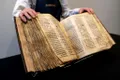 Cea mai veche Biblie ebraică a fost vândută la licitație pentru o sumă record