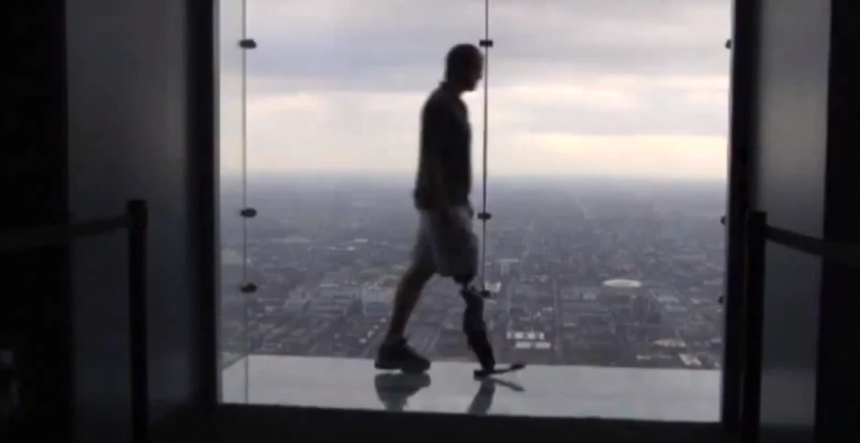 Premieră mondială: omul cu picior bionic, „controlat cu mintea”, cucereşte cea mai înaltă clădire din Chicago (VIDEO)