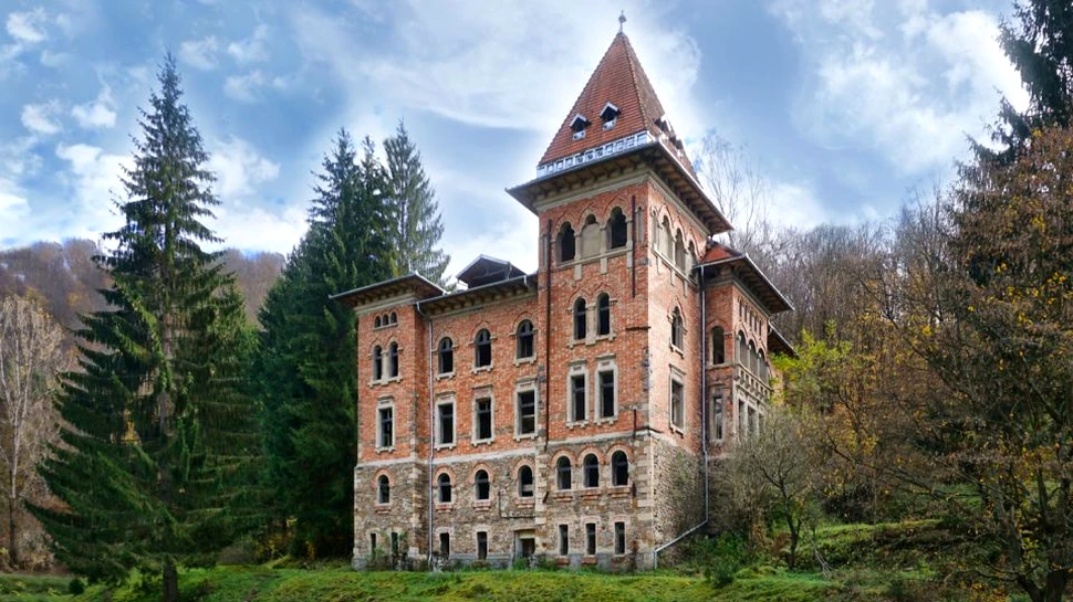 Castelul de la Zlatna, ce a aparţinut premierului Ion Gigurtu şi unde s-a filmat o parte din ”Noi, cei din linia întâi”, scos la vânzare