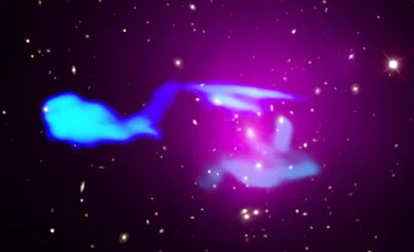 Telescopul Chandra a descoperit un roi de galaxii ce seamănă cu nava Enterprise din Star Trek